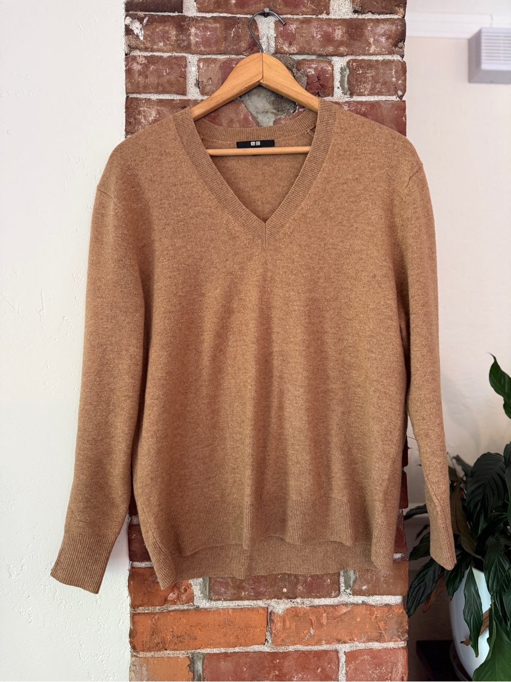 Uniqlo Men's V-Neck Sweater in Camel